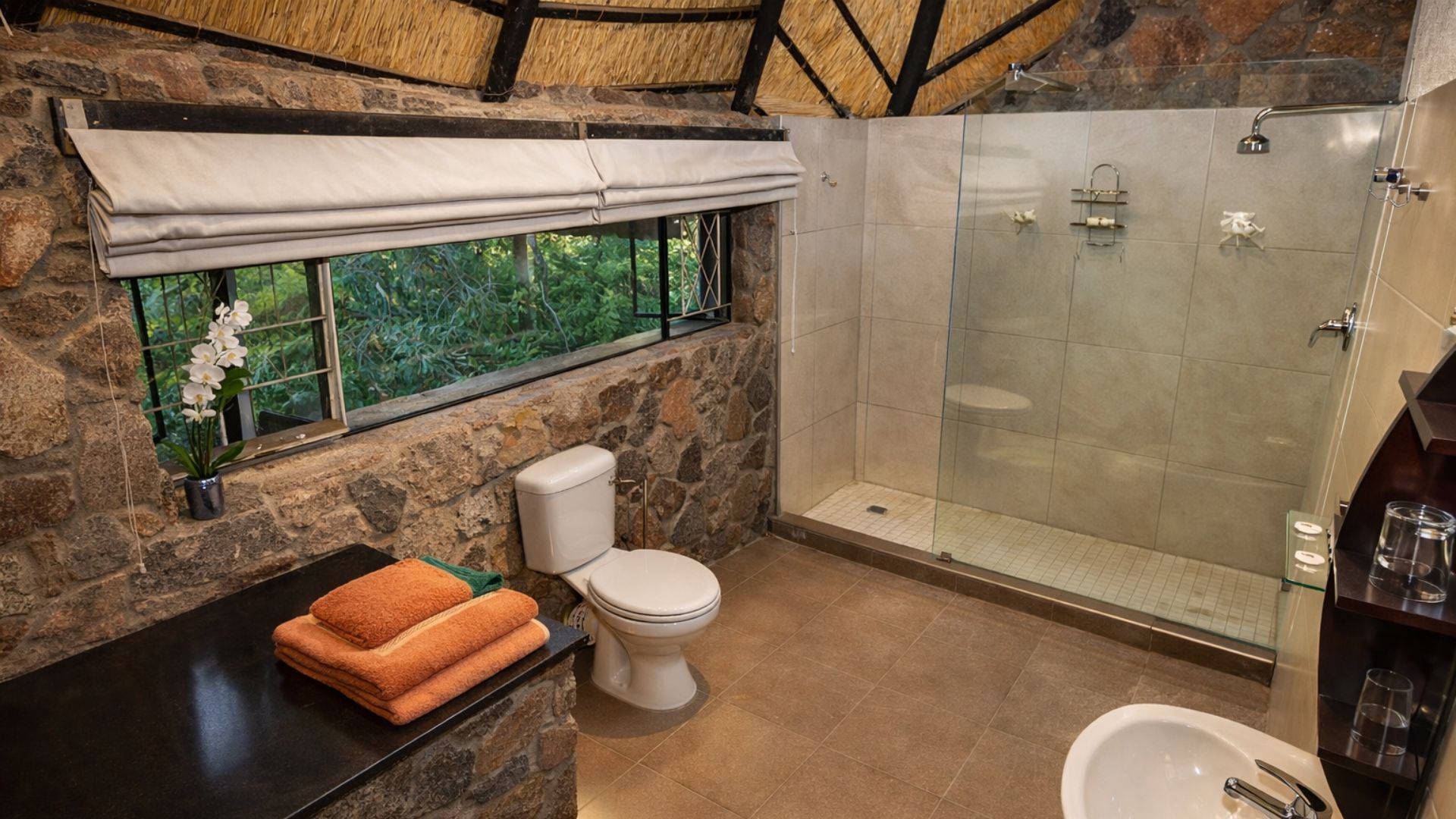 En-suite bathroom with modern amenities